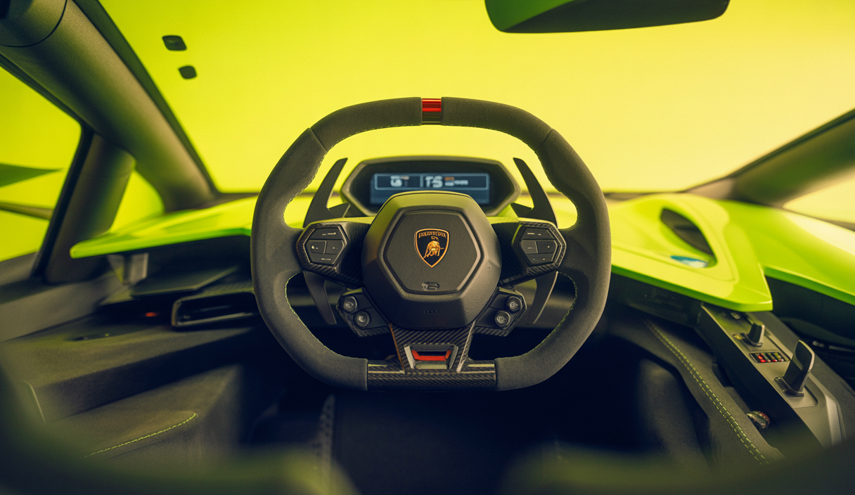 Volant simracing MOZA Racing Essenza SCV12 en gros plan, avec l'emblème Lamborghini